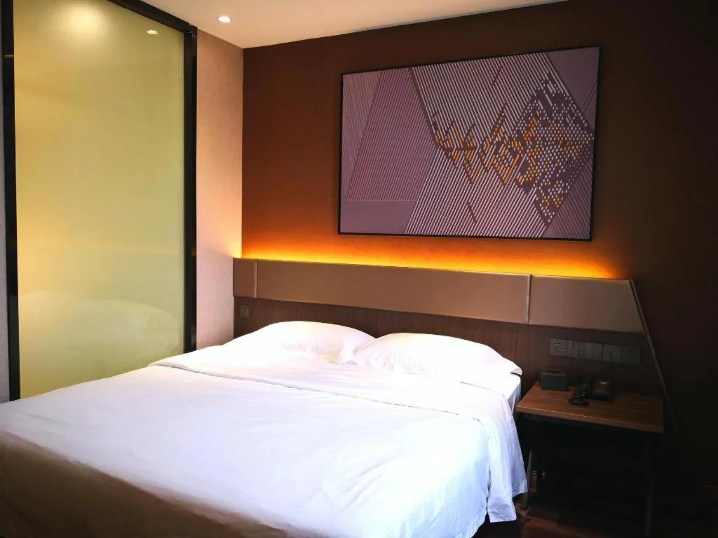 Bed in IU Hotel Qingdao Golden Beach Xuejiadao Metro Station