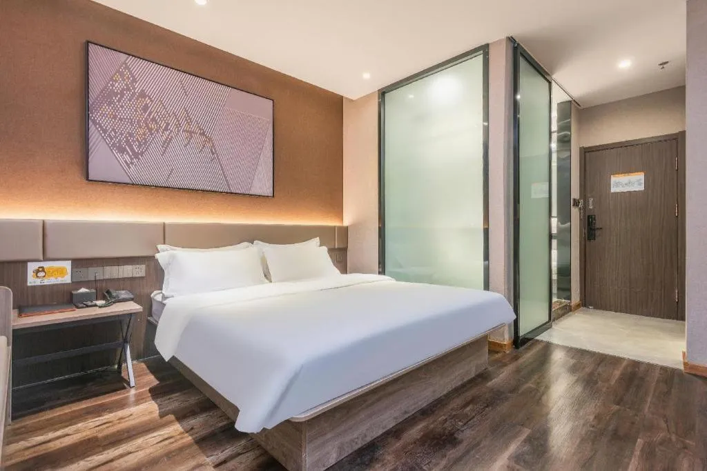 Bed in IU Hotel Qingdao Golden Beach Xuejiadao Metro Station