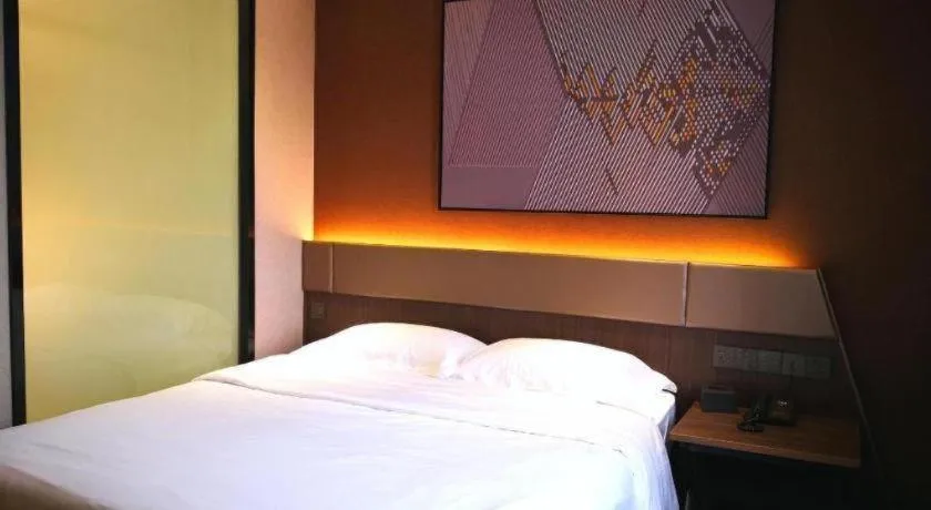 Bed in IU Hotel Qingdao Golden Beach Xuejiadao Metro Station