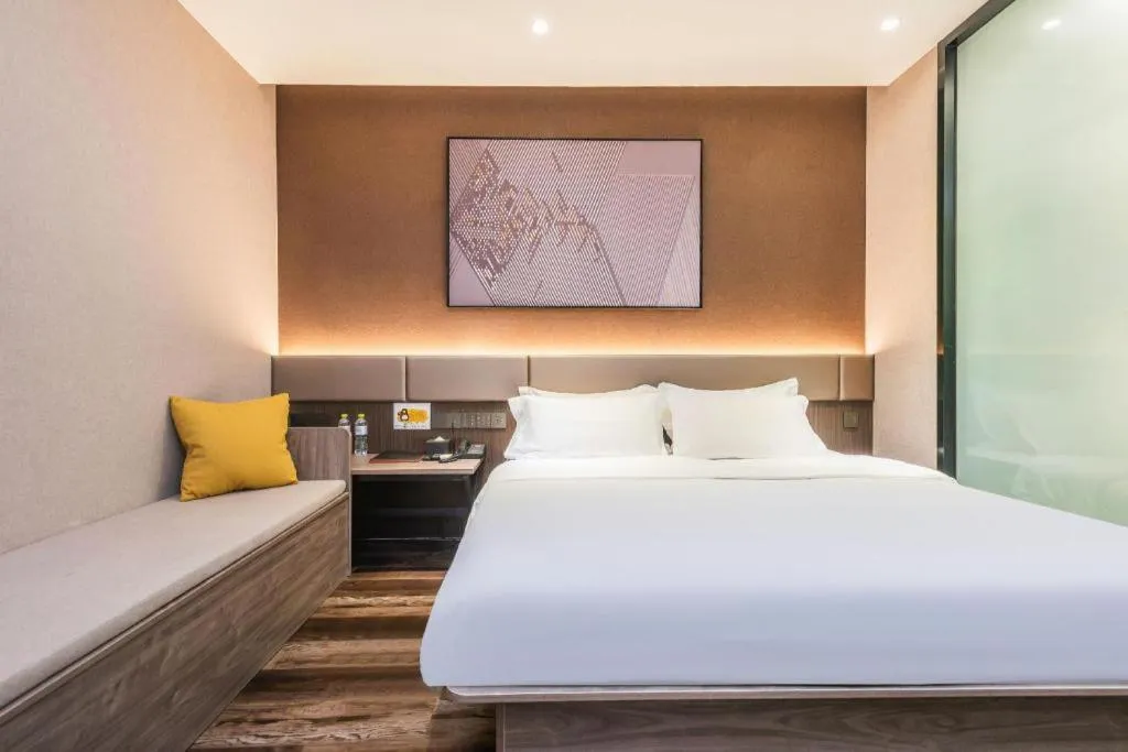Bed in IU Hotel Qingdao Golden Beach Xuejiadao Metro Station