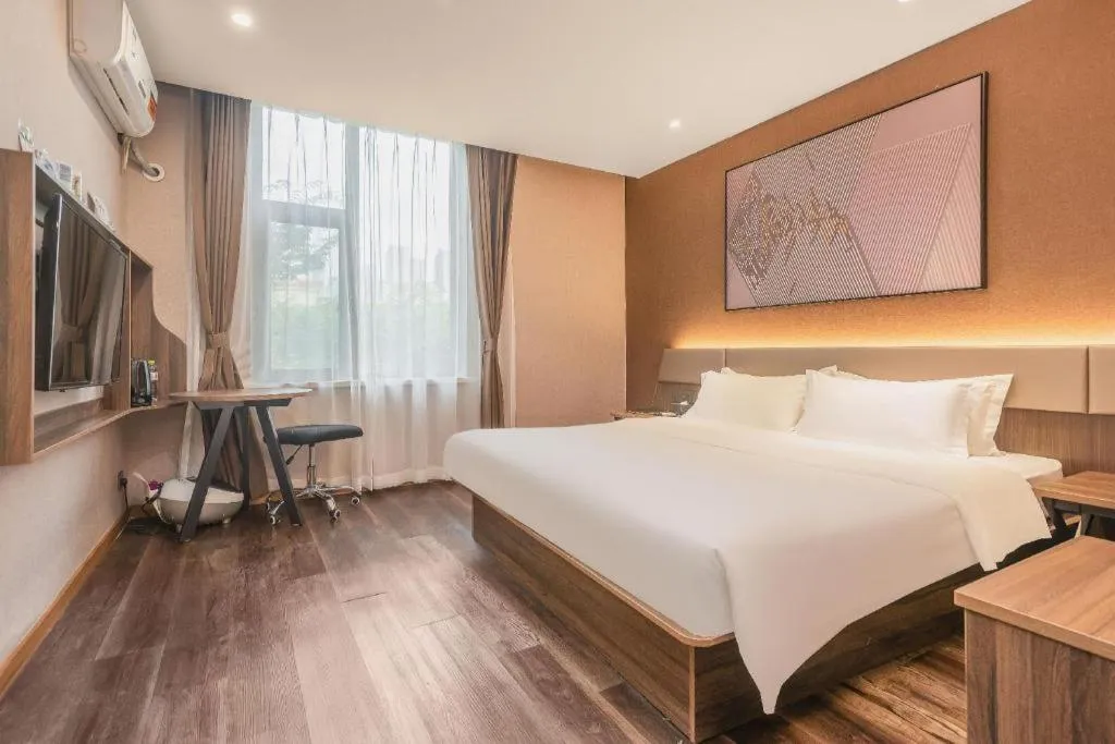 Bed in IU Hotel Qingdao Golden Beach Xuejiadao Metro Station