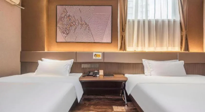 Bed in IU Hotel Qingdao Golden Beach Xuejiadao Metro Station