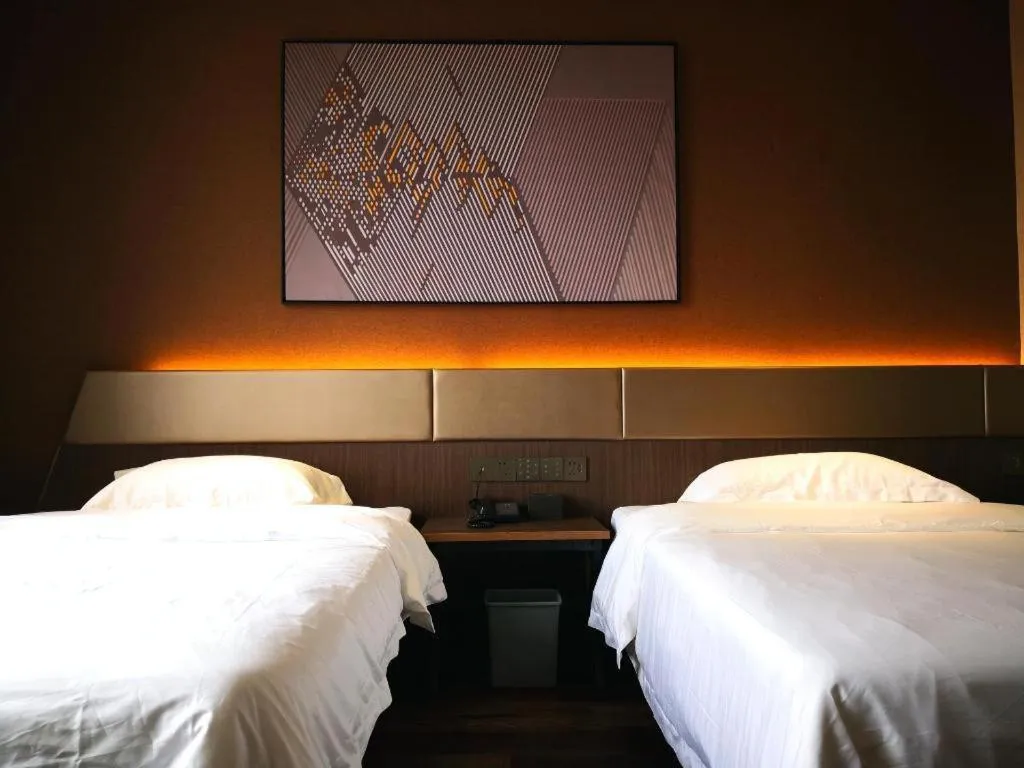 Bed in IU Hotel Qingdao Golden Beach Xuejiadao Metro Station