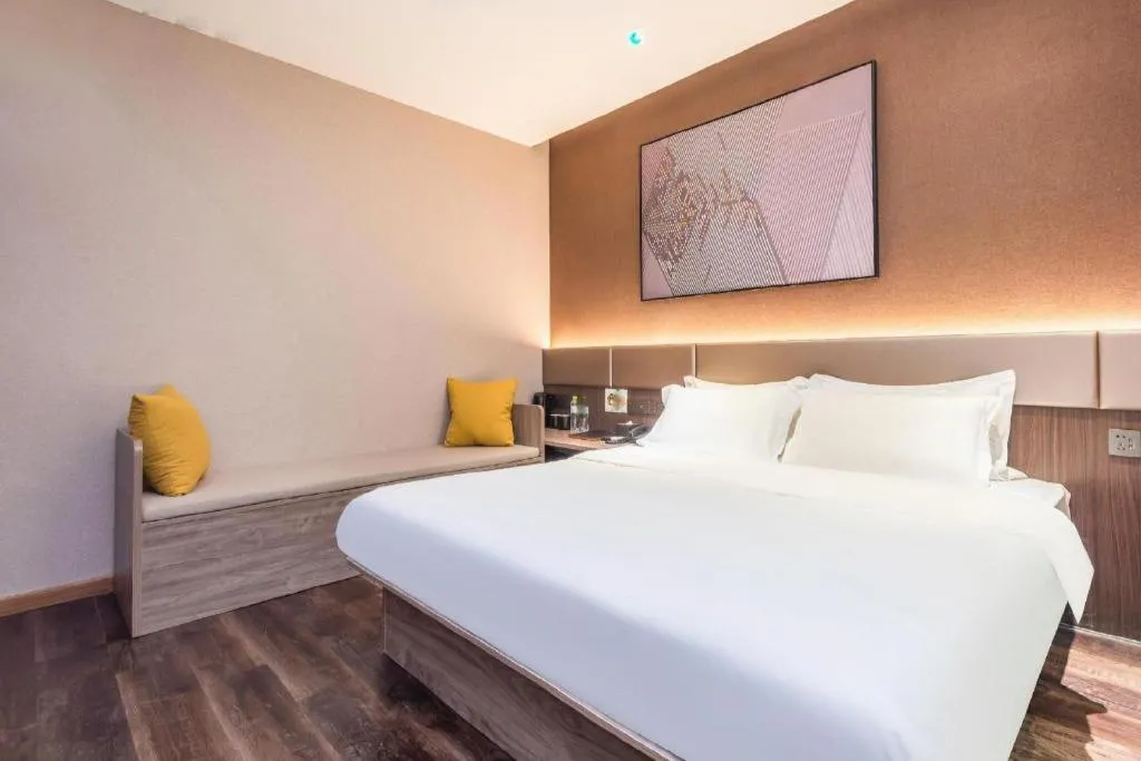 Bed in IU Hotel Qingdao Golden Beach Xuejiadao Metro Station