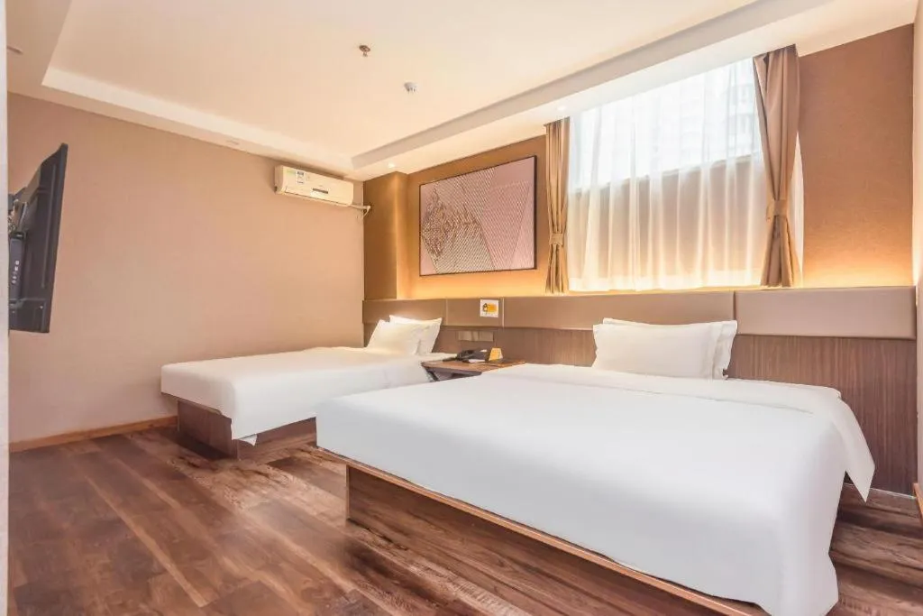 Bed in IU Hotel Qingdao Golden Beach Xuejiadao Metro Station