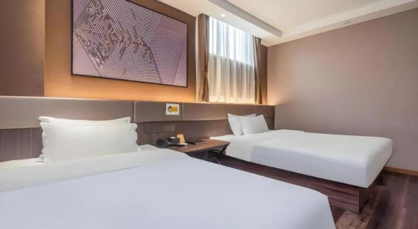 Bed in IU Hotel Qingdao Golden Beach Xuejiadao Metro Station