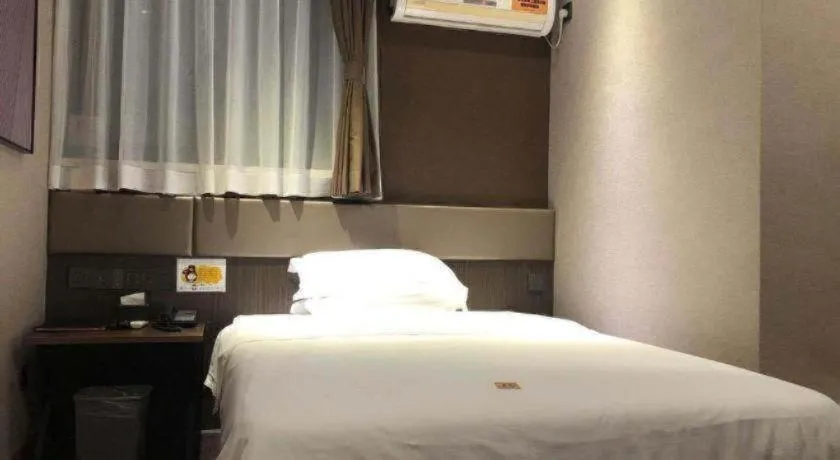 Bed in IU Hotel Qingdao Golden Beach Xuejiadao Metro Station