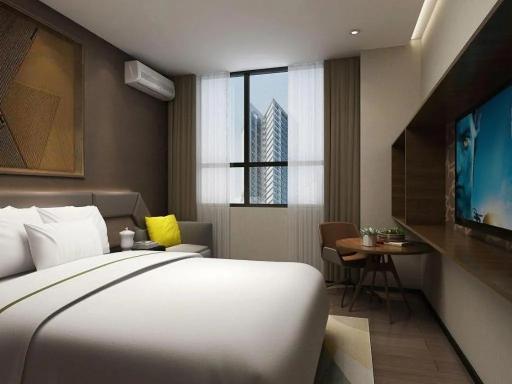 Bed in IU Hotel Qingdao Golden Beach Xuejiadao Metro Station