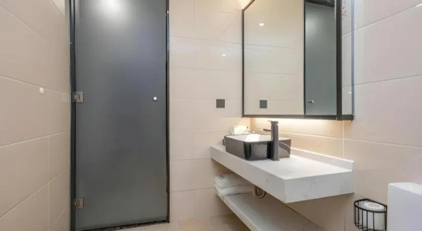 IU Hotel Qingdao Golden Beach Xuejiadao Metro Station