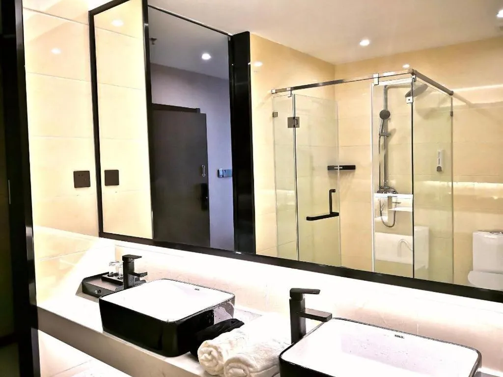 IU Hotel Qingdao Golden Beach Xuejiadao Metro Station