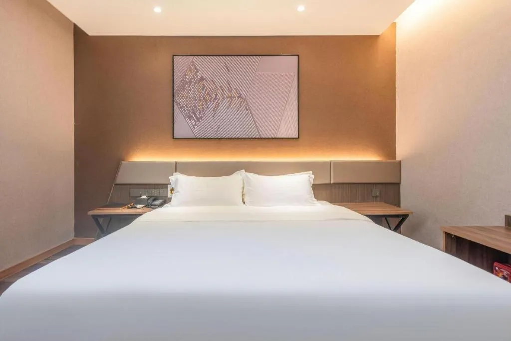 Bed in IU Hotel Qingdao Golden Beach Xuejiadao Metro Station