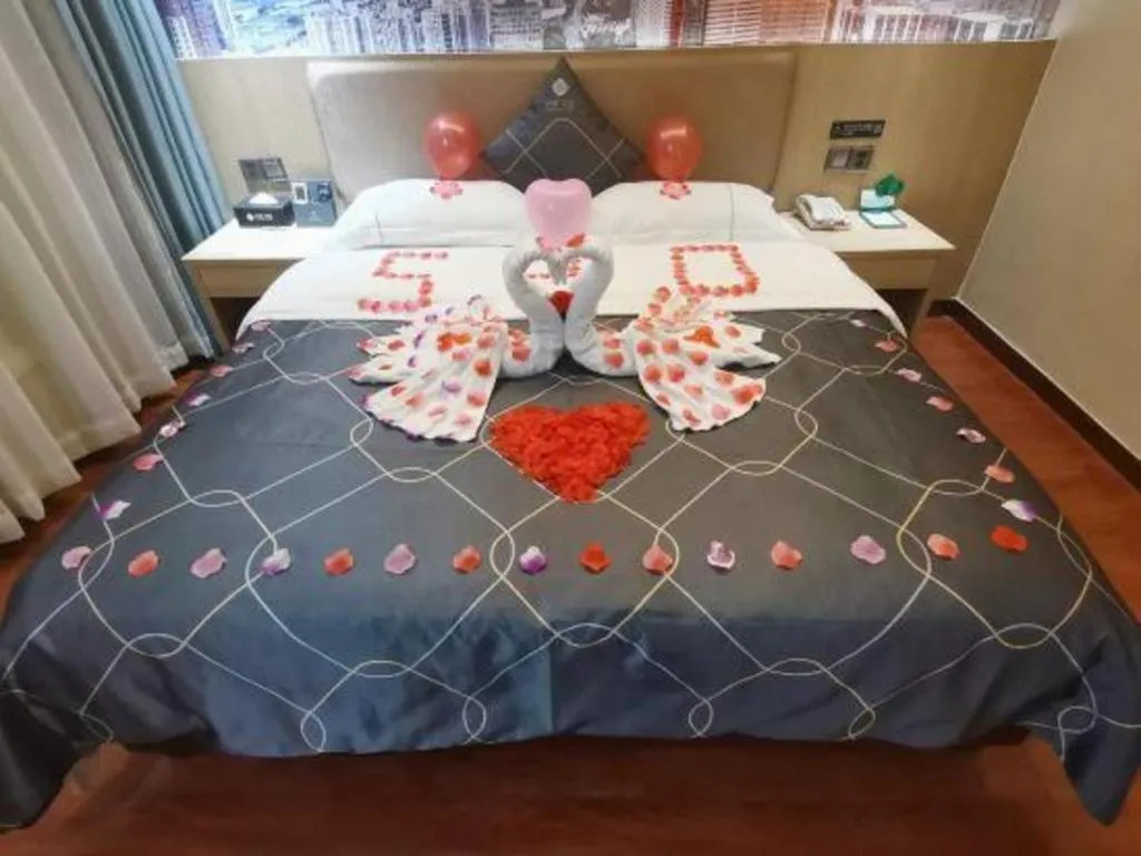 Bed in Chonpines Hotel Shenzhen Gongming Honghuashan Metro Station