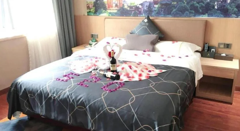 Bed in Chonpines Hotel Shenzhen Gongming Honghuashan Metro Station