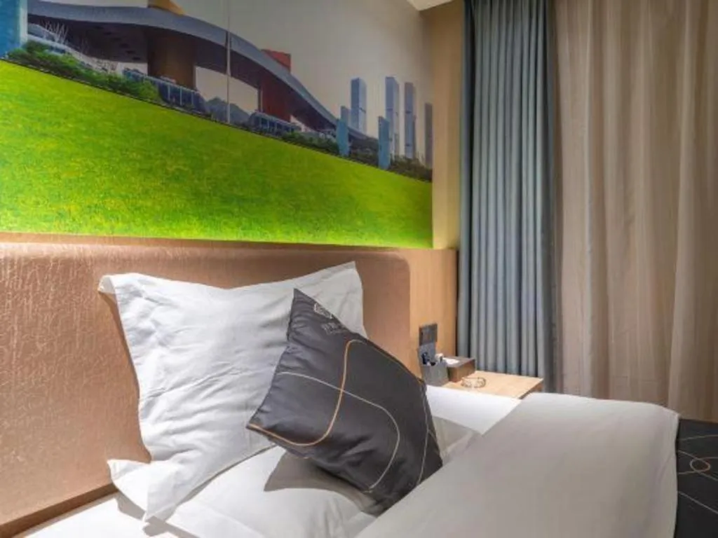 Bed in Chonpines Hotel Shenzhen Gongming Honghuashan Metro Station