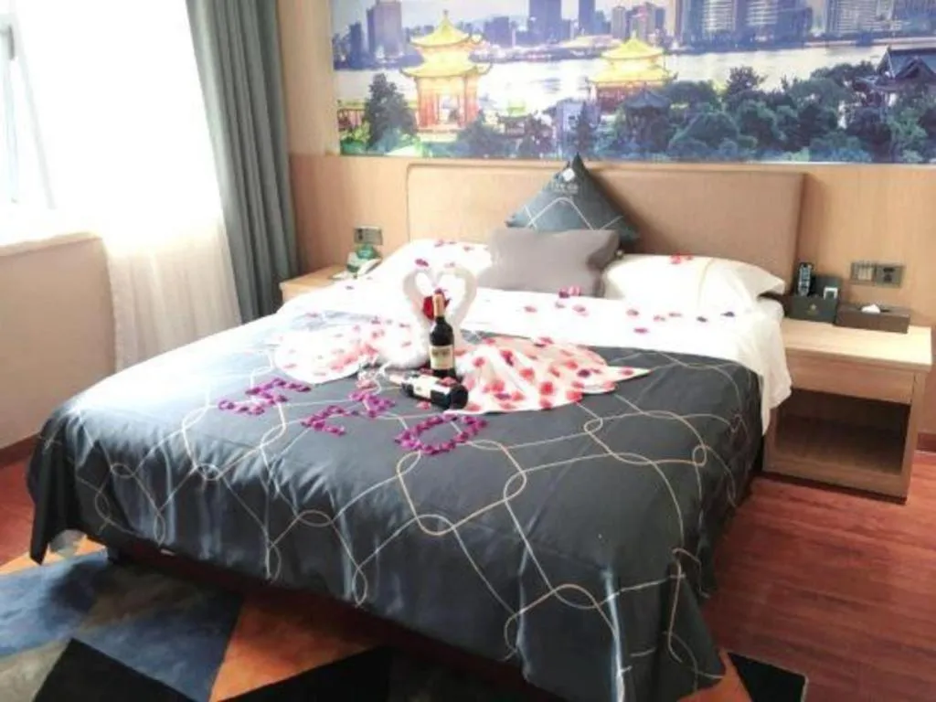 Bed in Chonpines Hotel Shenzhen Gongming Honghuashan Metro Station