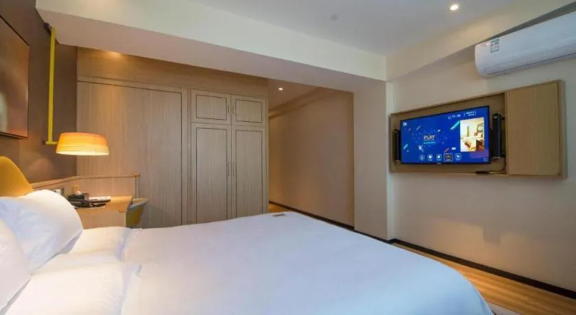 Bed in IU Hotel Baoding Yuhua East Road Passenger Center