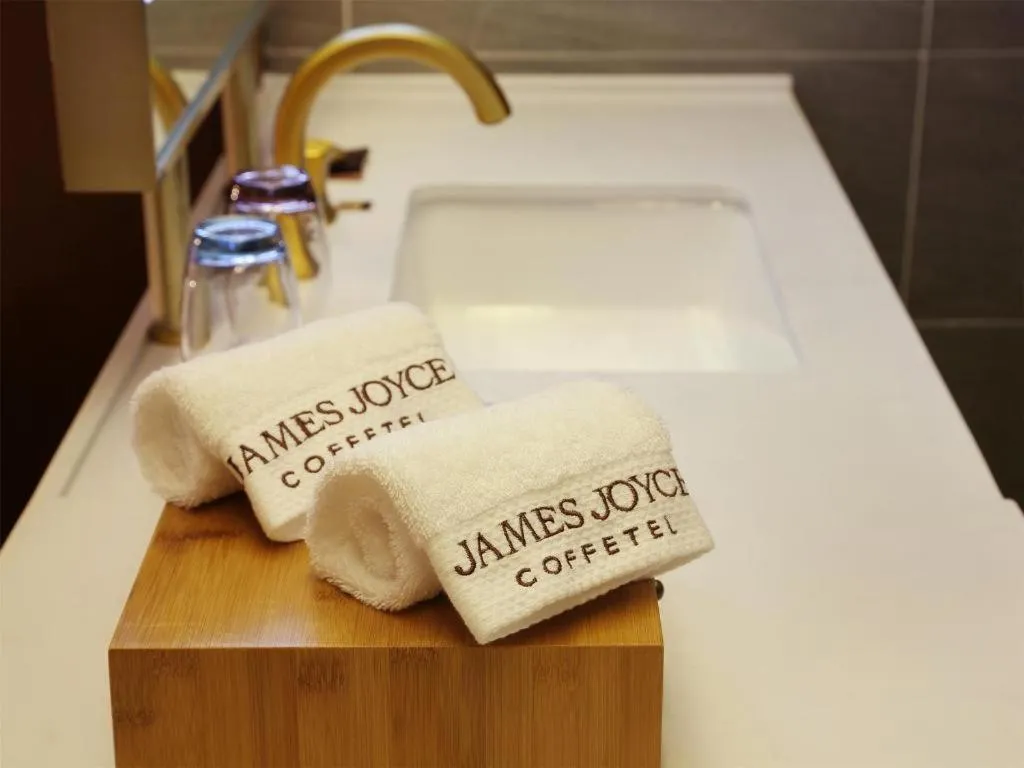 James Joyce Coffetel·Nannign Shanglin Tongle Road