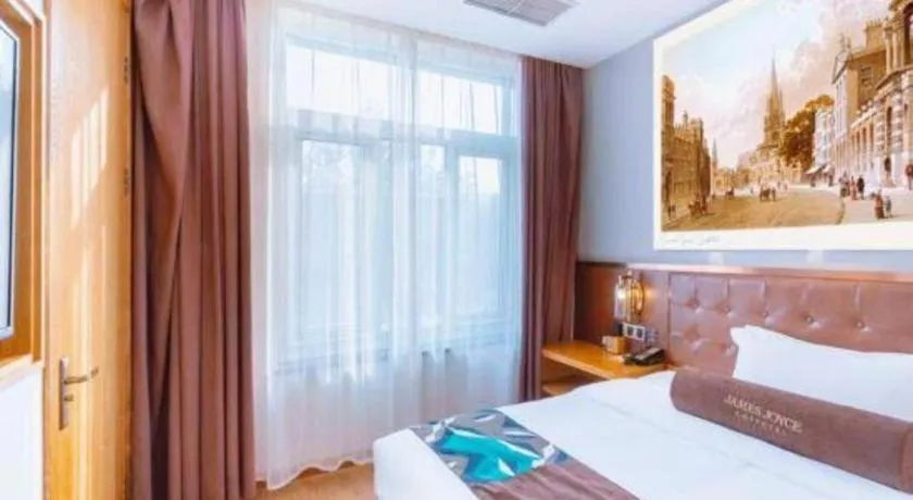 Bed in James Joyce Coffetel Beijing South Station Guang'anmen You'an Hospital