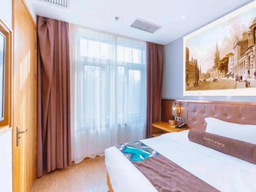 Bed in James Joyce Coffetel Beijing South Station Guang'anmen You'an Hospital