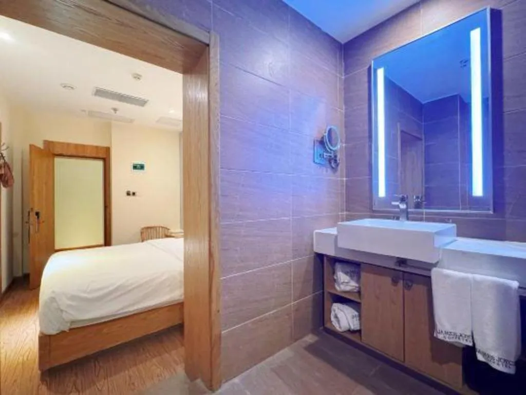 Bed in James Joyce Coffetel Beijing South Station Guang'anmen You'an Hospital