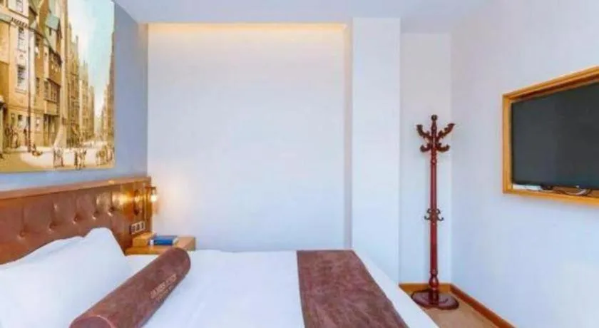 Bed in James Joyce Coffetel Beijing South Station Guang'anmen You'an Hospital