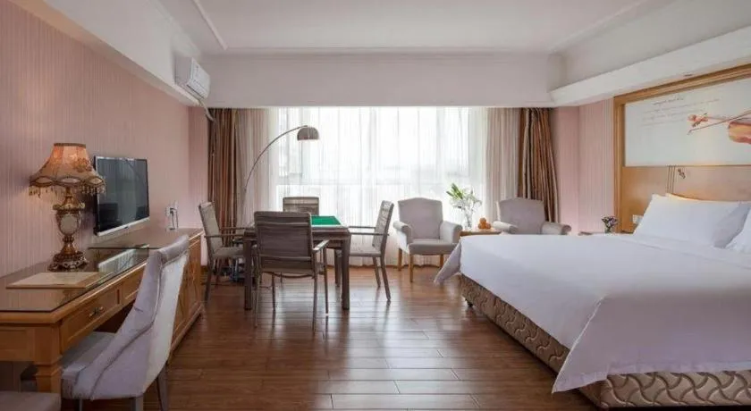 Bed in Vienna Hotel Inner Mongolia Hohhot Railway Station Gongzhufu Metro Station