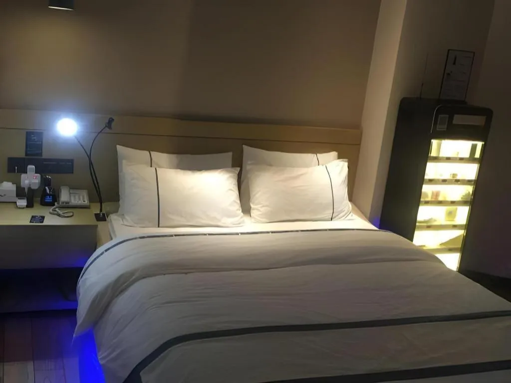 Bed in City Comfort Inn Guangzhou Panyu Qiaonan Aoyuan Plaza