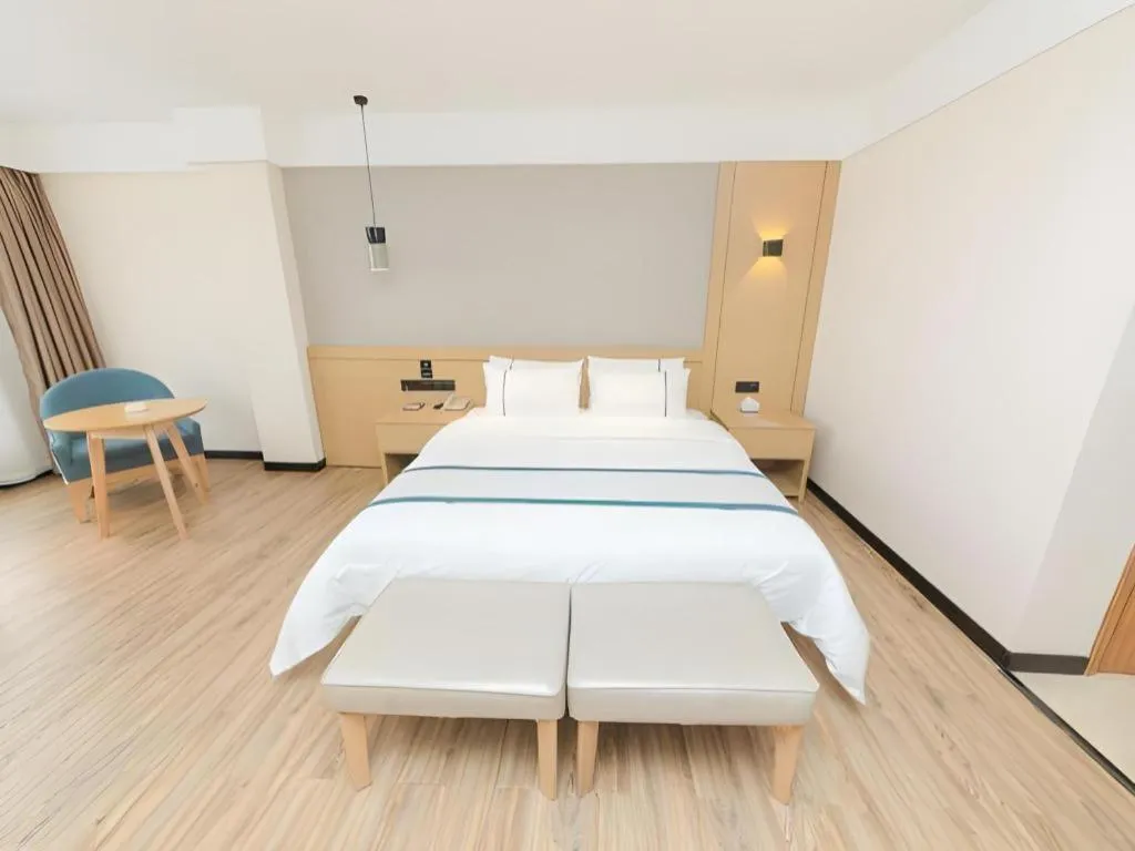 Bed in City Comfort Inn Guangzhou Panyu Qiaonan Aoyuan Plaza