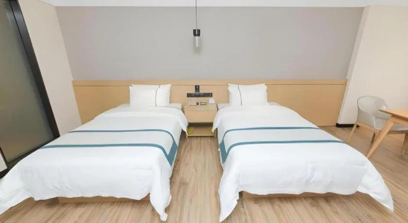 Bed in City Comfort Inn Guangzhou Panyu Qiaonan Aoyuan Plaza