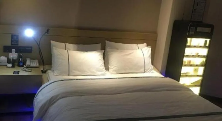 Bed in City Comfort Inn Guangzhou Panyu Qiaonan Aoyuan Plaza