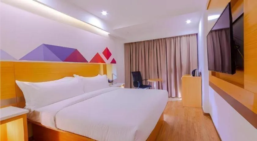 Bed in Borrman Hotel Zhanjiang Shimao Building High-speed Railway Station