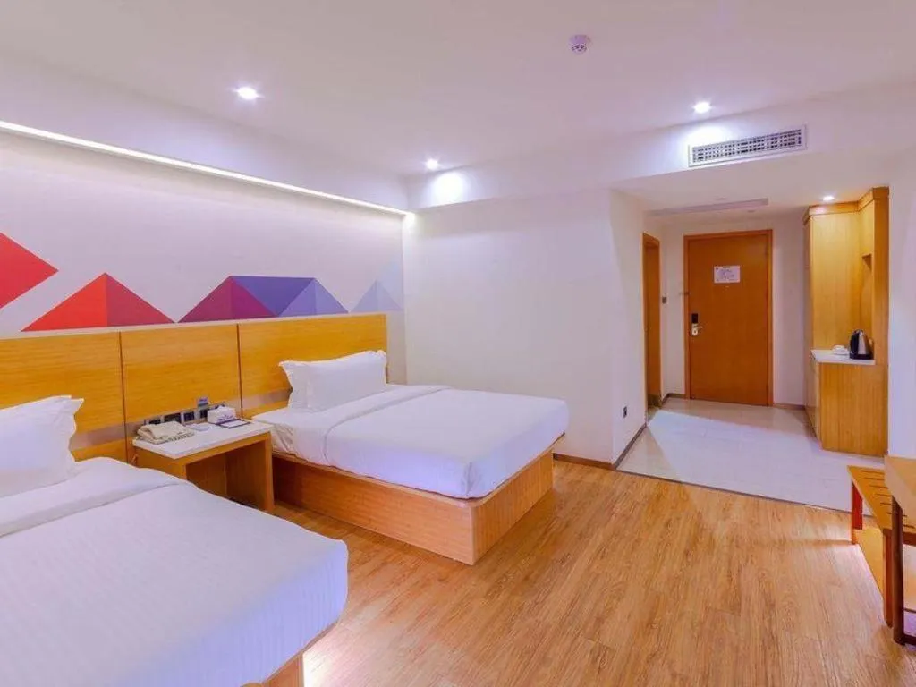 Bed in Borrman Hotel Zhanjiang Shimao Building High-speed Railway Station