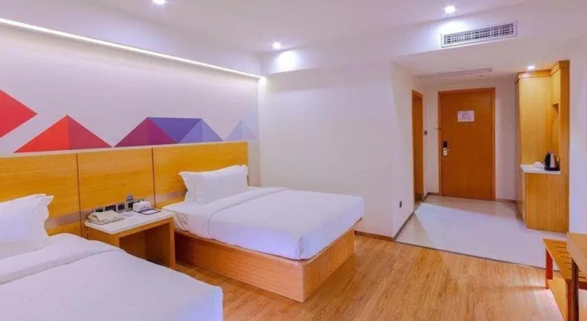 Bed in Borrman Hotel Zhanjiang Shimao Building High-speed Railway Station