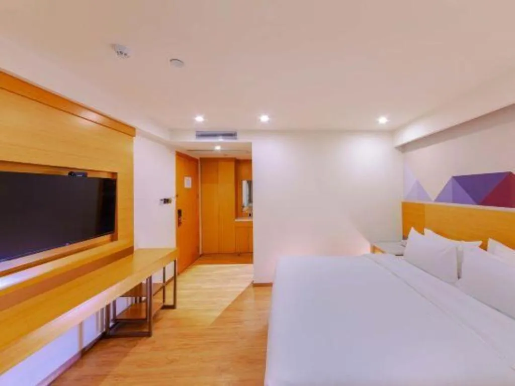 Bed in Borrman Hotel Zhanjiang Shimao Building High-speed Railway Station