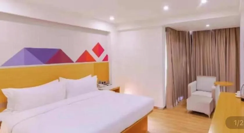 Bed in Borrman Hotel Zhanjiang Shimao Building High-speed Railway Station