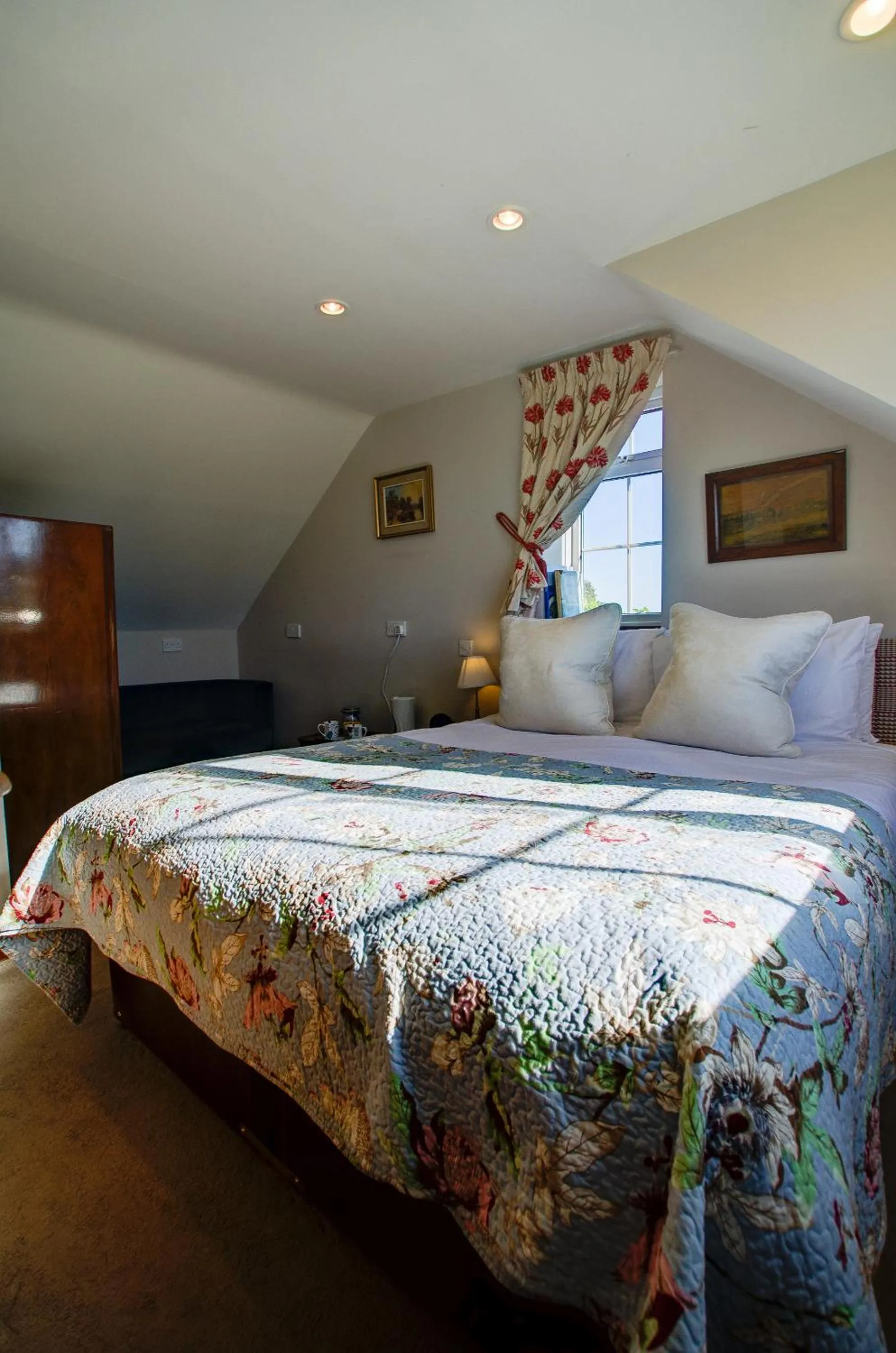 Bedroom, Bed in The Moonraker Hotel