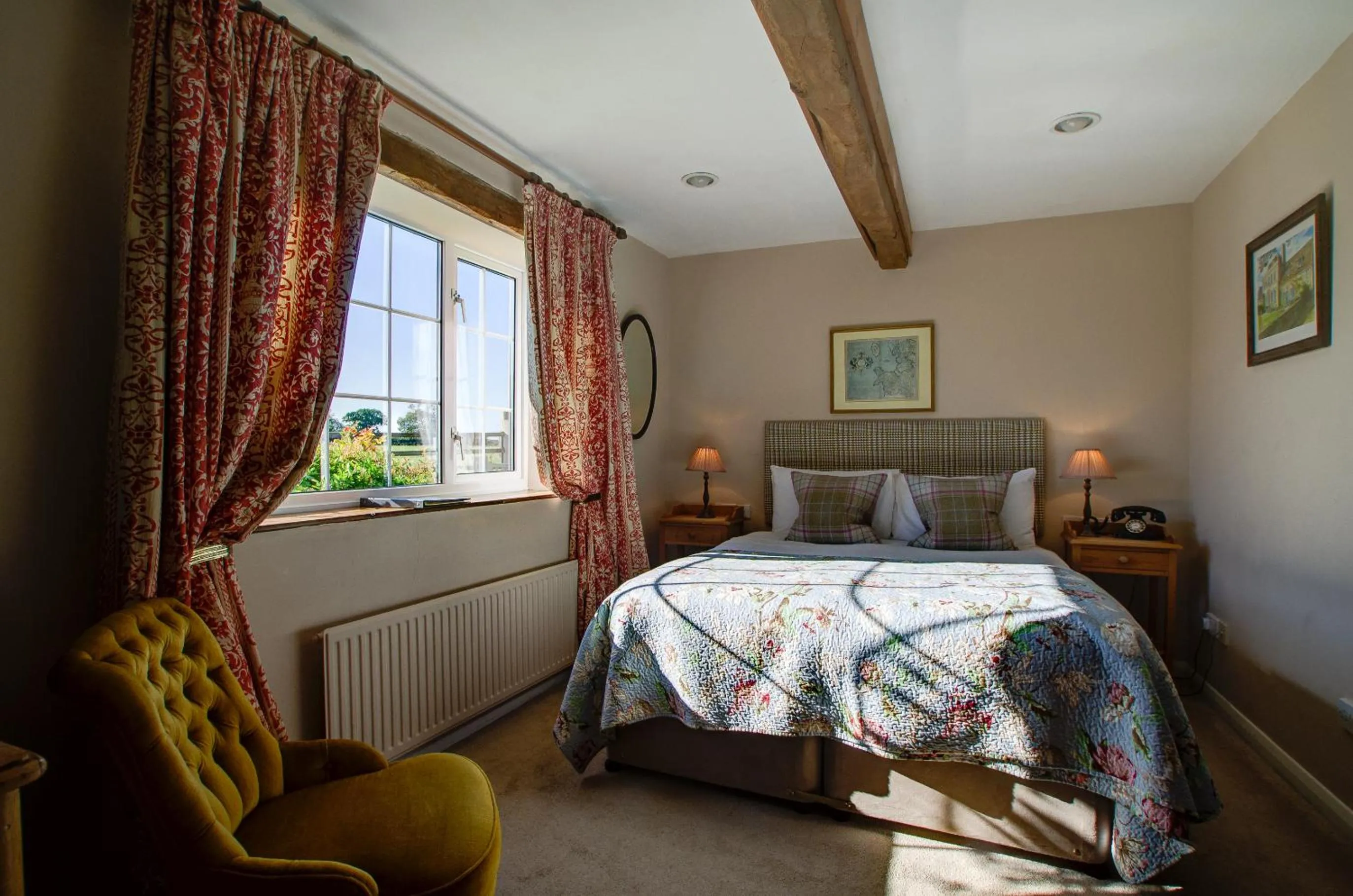 Photo of the whole room, Bed in The Moonraker Hotel