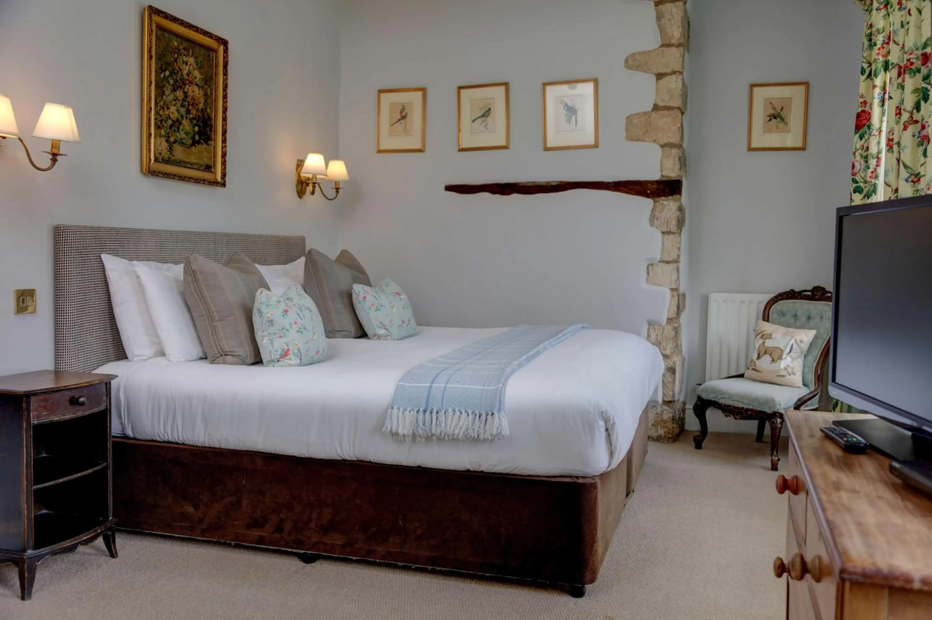 Photo of the whole room, Bed in The Moonraker Hotel