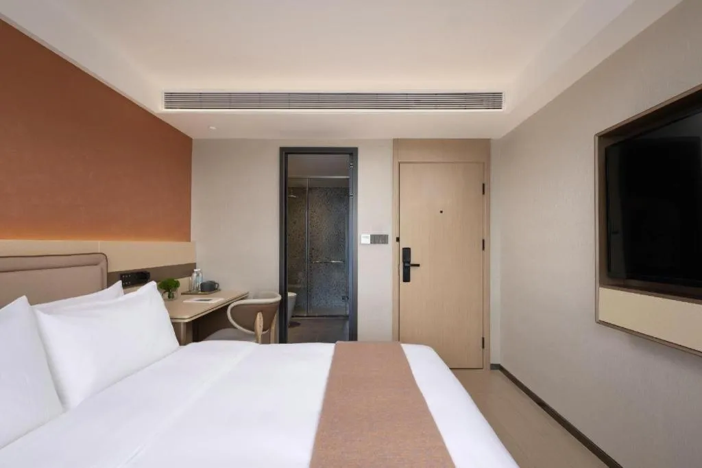 Bed in Immersing Hotel Guilin Two Rivers and Four Lakes Dongxi Alley