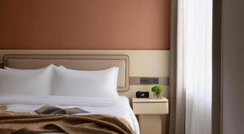 Bed in Immersing Hotel Guilin Two Rivers and Four Lakes Dongxi Alley