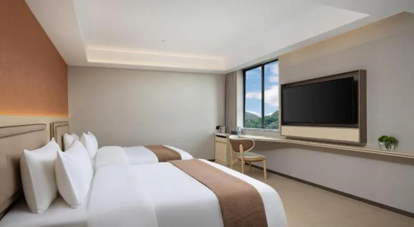 Bed in Immersing Hotel Guilin Two Rivers and Four Lakes Dongxi Alley