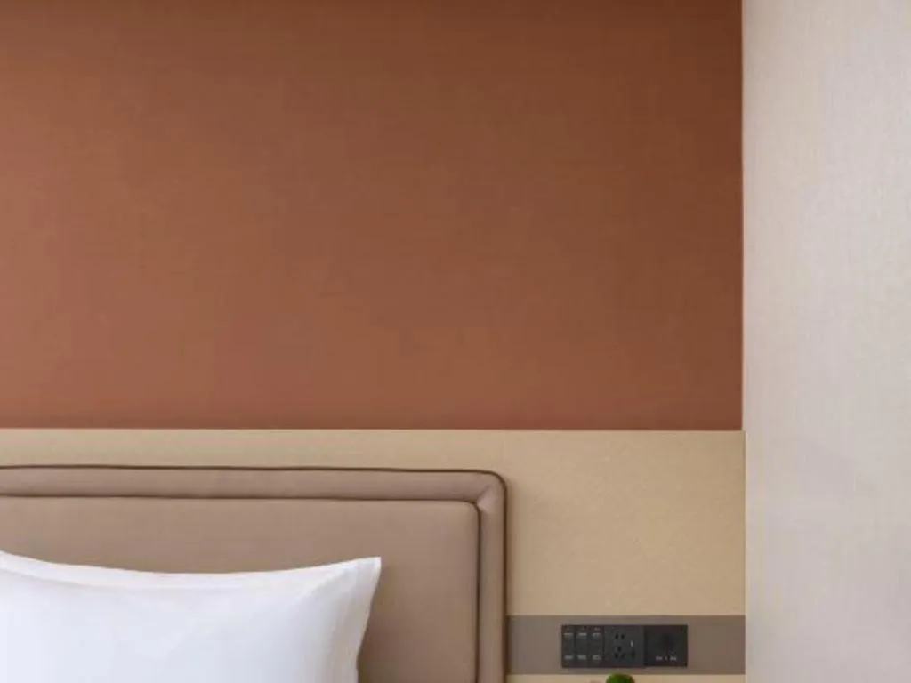 Bed in Immersing Hotel Guilin Two Rivers and Four Lakes Dongxi Alley