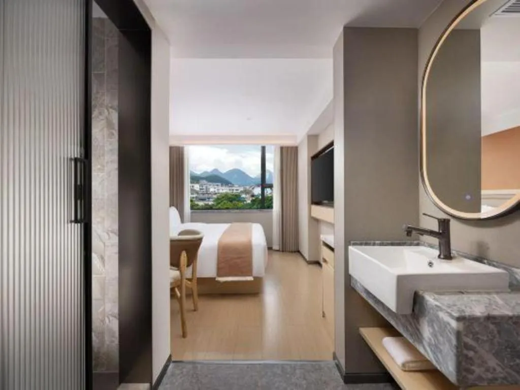 Bed in Immersing Hotel Guilin Two Rivers and Four Lakes Dongxi Alley