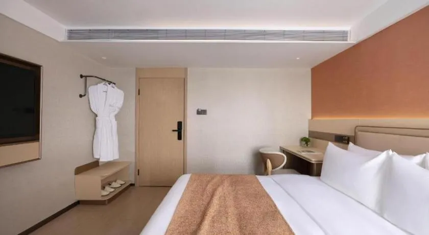 Bed in Immersing Hotel Guilin Two Rivers and Four Lakes Dongxi Alley