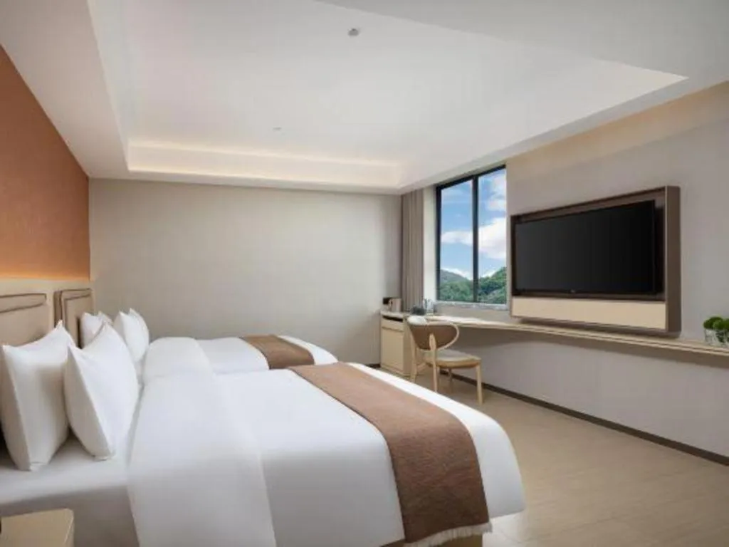 Bed in Immersing Hotel Guilin Two Rivers and Four Lakes Dongxi Alley
