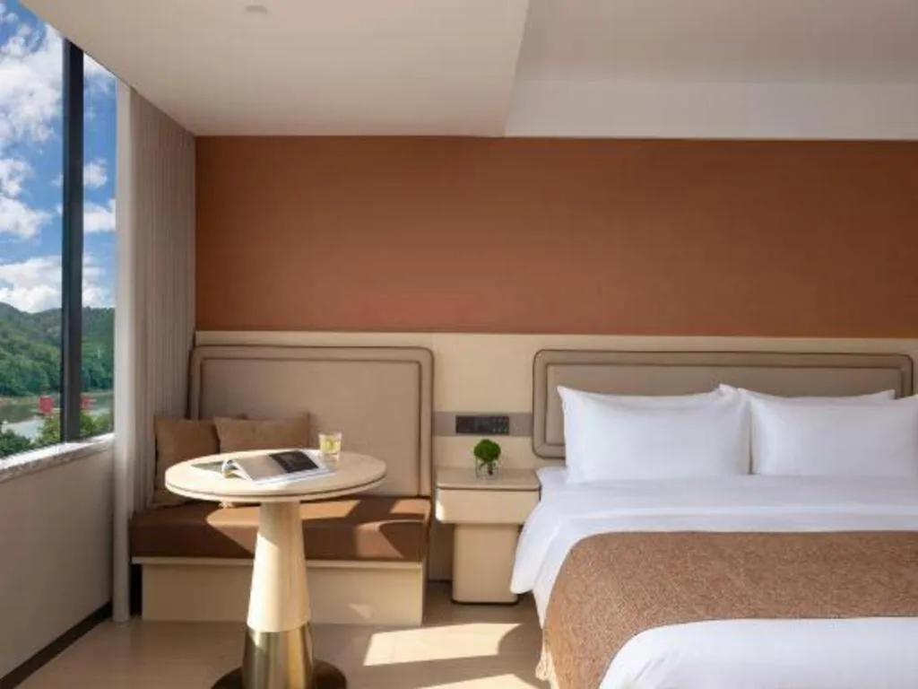 Bed in Immersing Hotel Guilin Two Rivers and Four Lakes Dongxi Alley