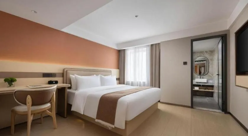 Bed in Immersing Hotel Guilin Two Rivers and Four Lakes Dongxi Alley