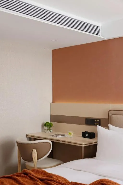 Bed in Immersing Hotel Guilin Two Rivers and Four Lakes Dongxi Alley