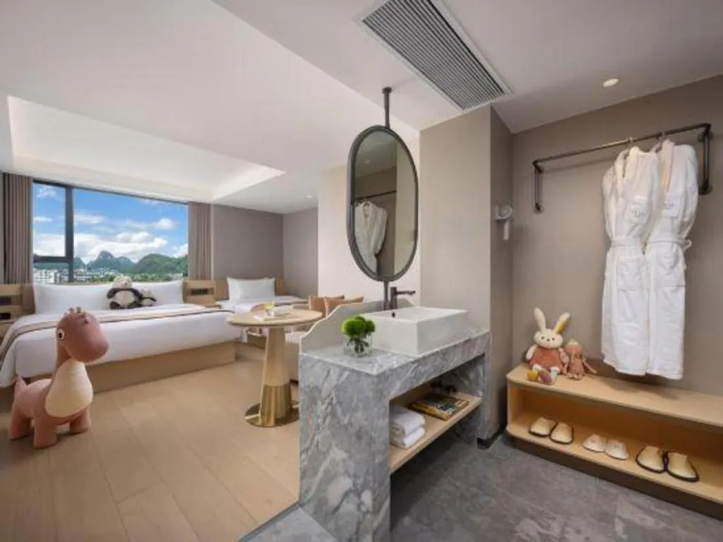 Bed in Immersing Hotel Guilin Two Rivers and Four Lakes Dongxi Alley