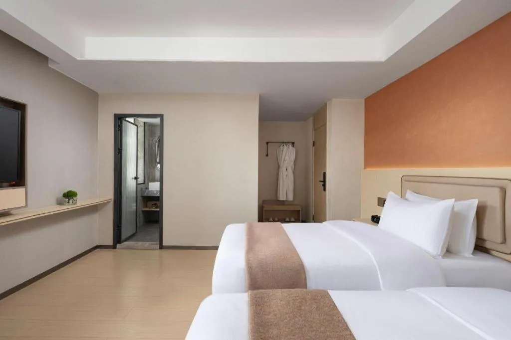 Bed in Immersing Hotel Guilin Two Rivers and Four Lakes Dongxi Alley